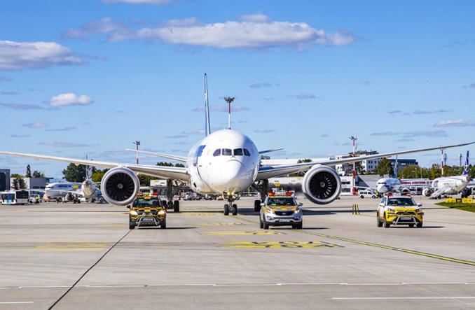 Dreamliner z paraolimpijczykami powitany salutem na Lotnisku Chopina (zdjęcia) Dreamliner z paraolimpijczykami powitany salutem na Lotnisku Chopina (zdjęcia)