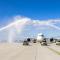 Dreamliner z paraolimpijczykami powitany salutem na Lotnisku Chopina (zdjęcia) Dreamliner z paraolimpijczykami powitany salutem na Lotnisku Chopina (zdjęcia)