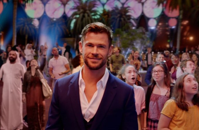 Hemsworth zaprasza na Expo 2020 do Dubaju w efektownej kampanii Emirates