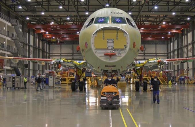 Pierwszy testowy airbus A321XLR w ostatniej fazie montażu (zdjęcia)