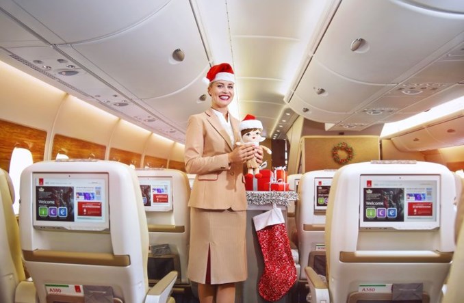 Świąteczna atmosfera w samolotach Emirates i bombki z recyklingu