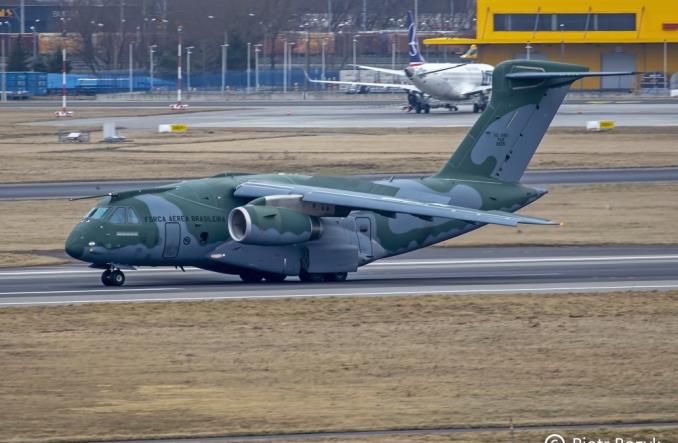Wojskowy brazylijski embraer KC-390 po raz pierwszy w Polsce (zdjęcia)