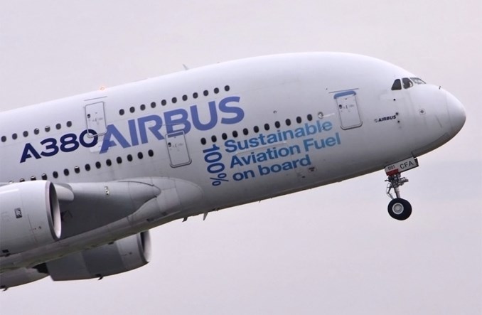 Airbus: A380 testował na jednym z silników 100 proc. paliwo SAF Airbus: A380 testował na jednym z silników 100 proc. paliwo SAF
