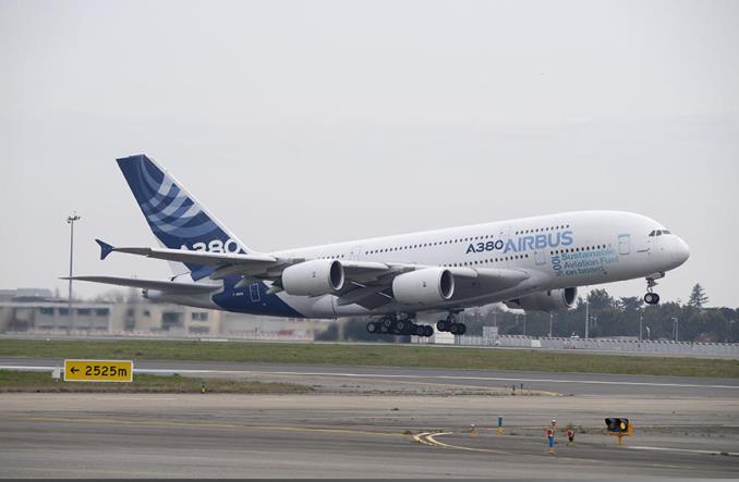 Airbus: A380 testował na jednym z silników 100 proc. paliwo SAF