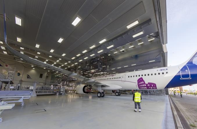 Pierwszy testowy airbus A321XLR już w pełnych barwach producenta. Możliwe opóźnienie? 