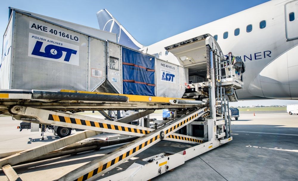 LOT z pełną koroną certyfikatów IATA CEIV