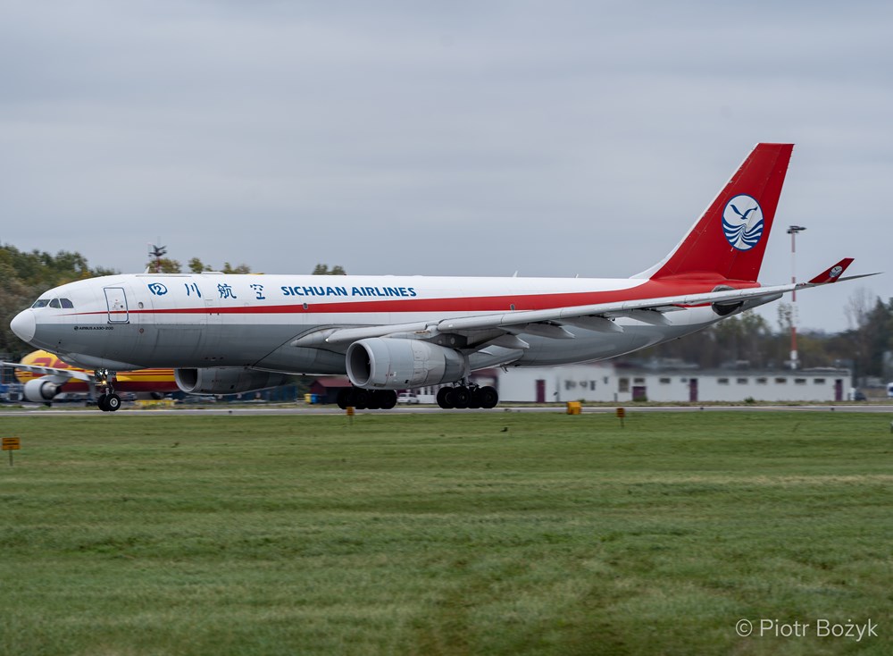 Lotnisko Chopina z cargo z Chin. Sichuan Airlines także w lecie