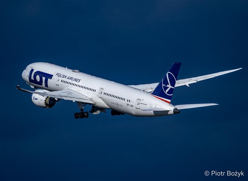 LOT: Dreamliner lądował w Urumczi. Awaria silnika