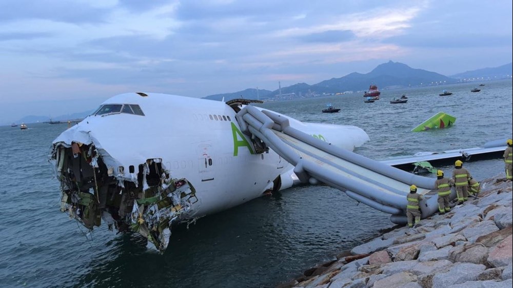 Hongkong. Jumbo Jet zakończył lot w morzu