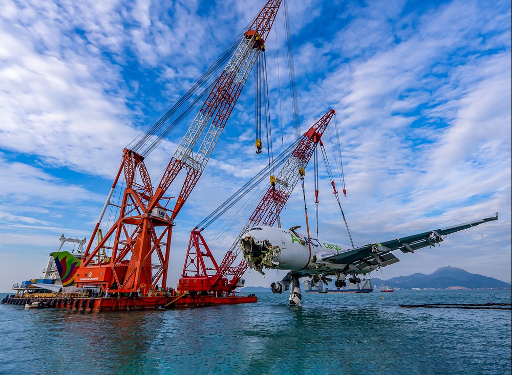 Kadłub B747F wydobyty z morza po wypadku w Hongkongu