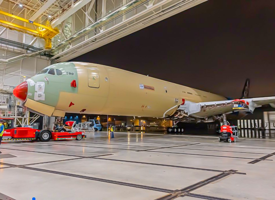 Pierwszy A350F zjechał z linii montażu końcowego w Tuluzie