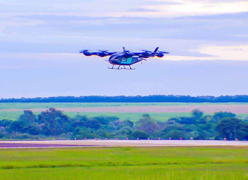 Prototyp eVTOL Eve Air Mobility oblatany