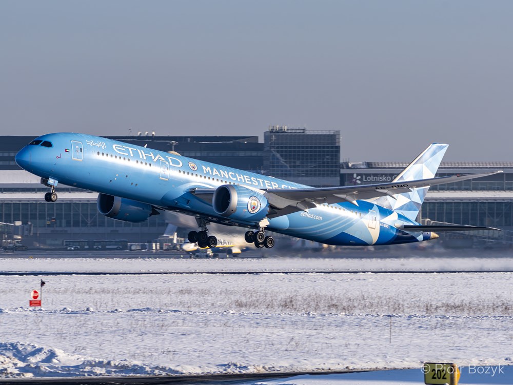 Etihad: B787 w barwach Manchester City w Warszawie (zdjęcia)