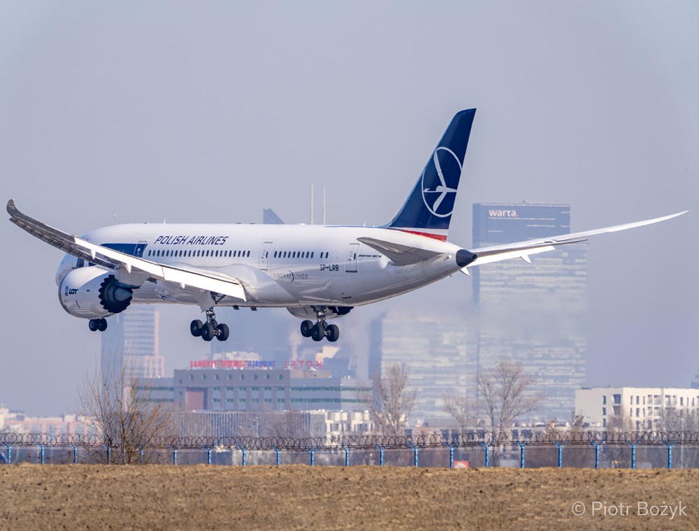 LOT. B787-8 SP-LRB powrócił do Warszawy