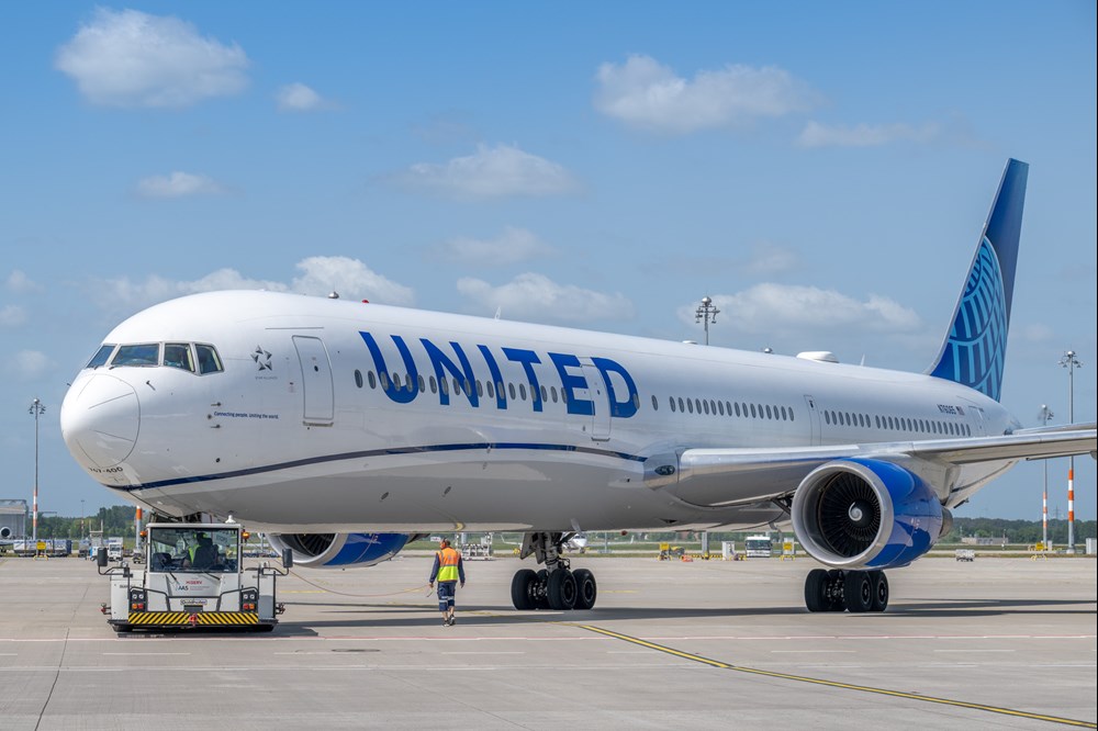 Giganci połączą siły? United Airlines sondują fuzję z American Airlines