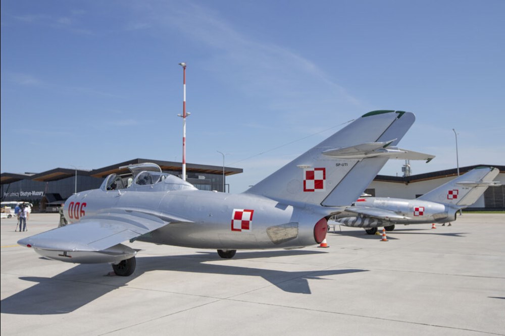 Historyczne MiG-i przeniosły się z Modlina do Szyman. FUBAR Aviation wybrał lotnisko Olsztyn-Mazury