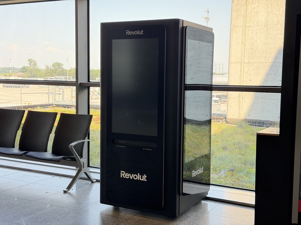 Revolut stawia kartomat na krakowskim lotnisku