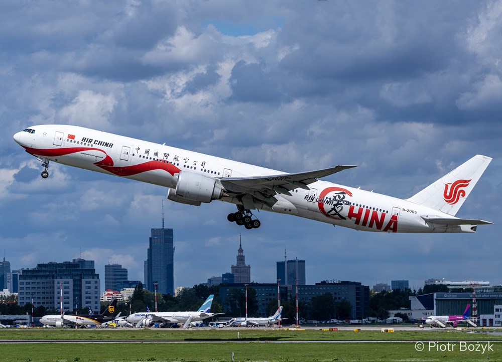 Warszawa. Boeing B777-300ER Air China do końca sezonu letniego