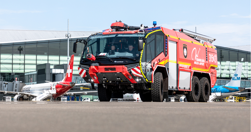 Gdańsk: Nowy wóz lotniskowej straży pożarnej (zdjęcia)