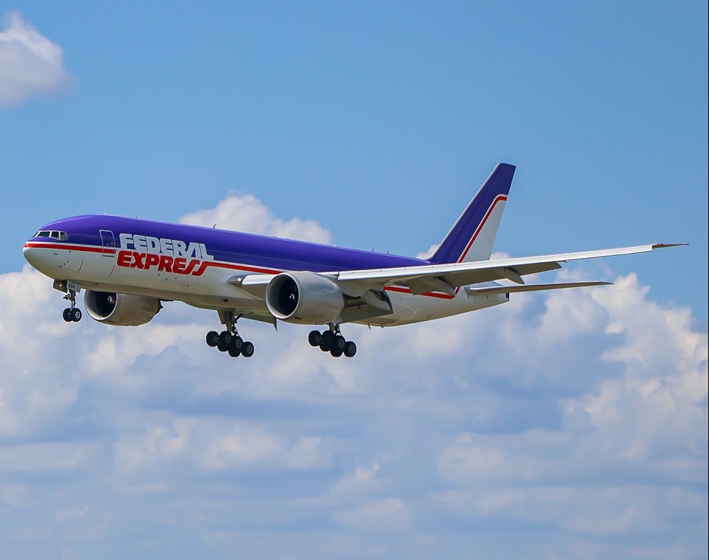 FedEx uhonorował założyciela. B777F w barwach retro wykonał pierwszy lot na lotnisko jego imienia