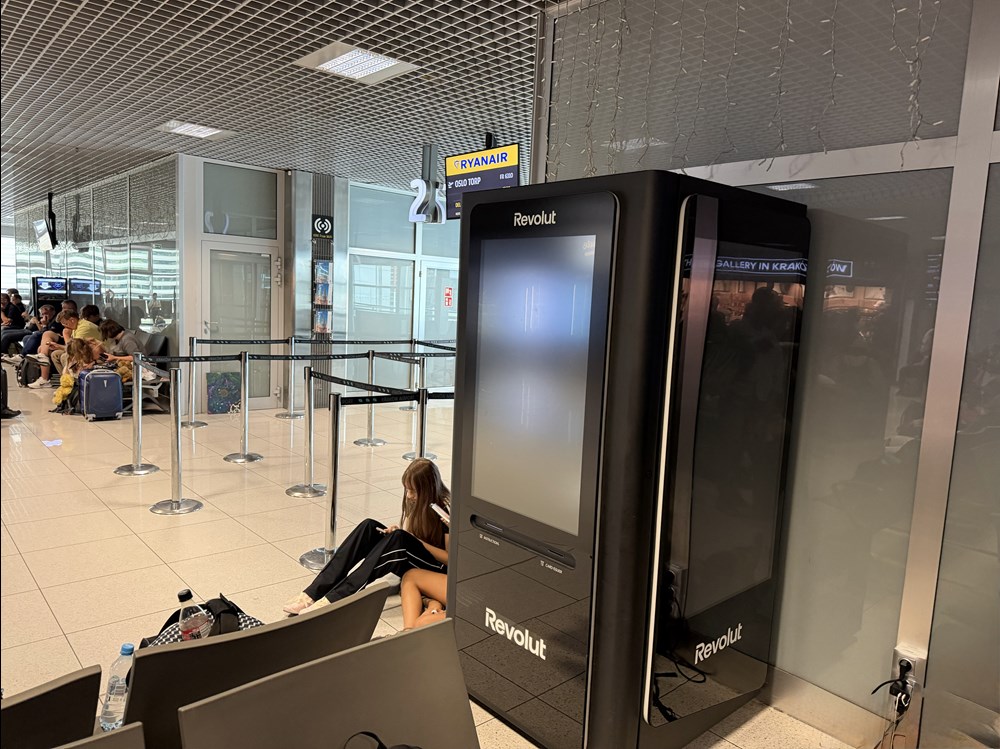 Drugi kartomat Revolut na lotnisku Kraków