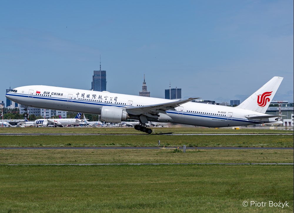 Warszawa. B777-300ER Air China także w okresie zimowym